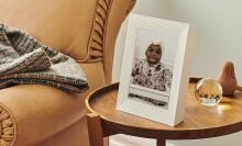 Aura digital picture frame product photo