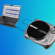 laptop plugged into gemini tt turntable with blue background